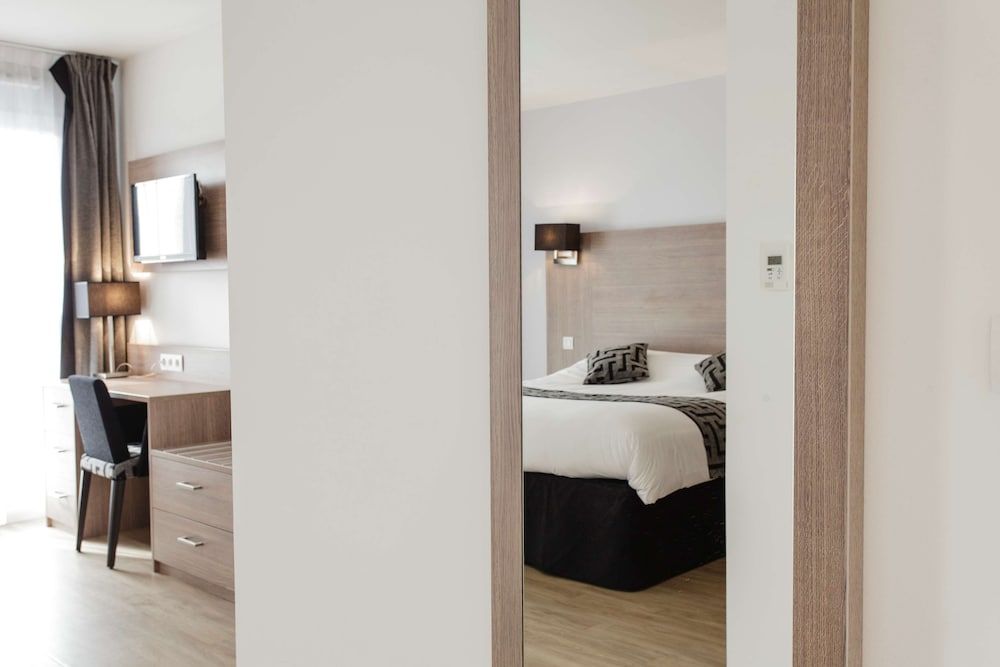 Tulip Inn Massy Palaiseau Residence Superior Studio, 1 Queen Bed, Kitchenette 6