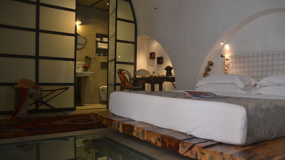 Honeymoon Suite (MICHALIS)