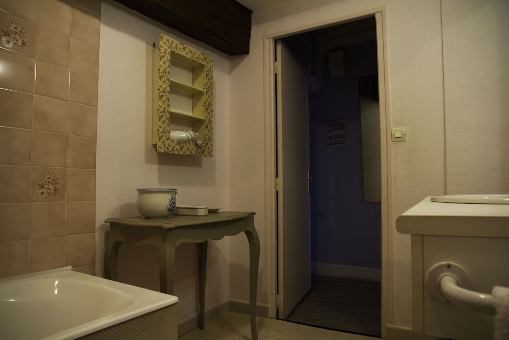 Hotel de la Banniere de France Family Room 4