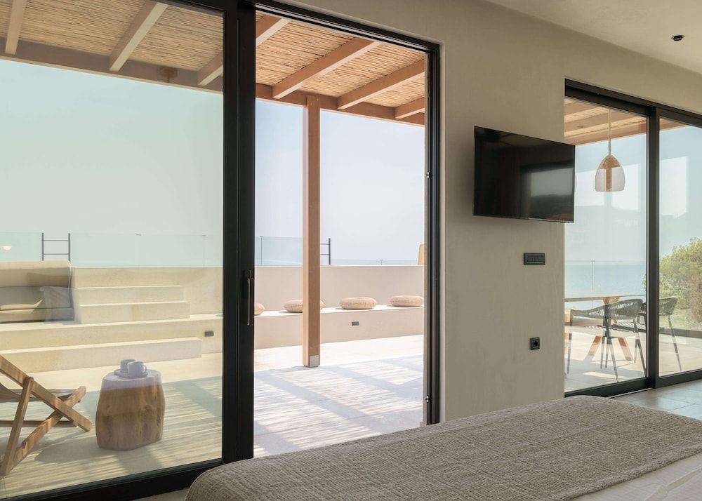 Hilltop Executive Suite with Jacuzzi and Private Pool, Panoramic Sea View - Adults Only