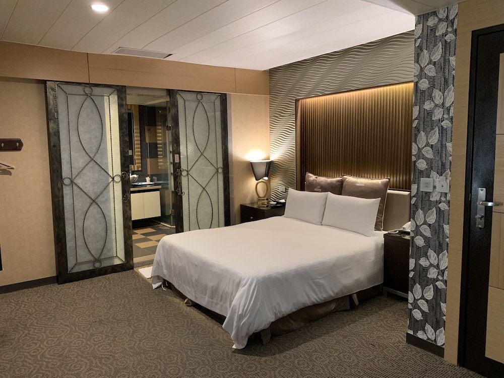 Crystal Motel City Double Room (No garage) 10