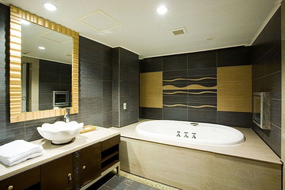 Crystal Motel Deluxe Double Room (No garage) 13