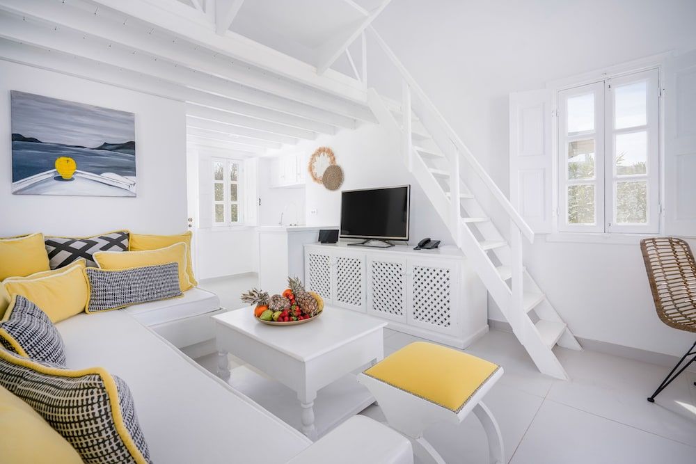 Oia Sunset Villas PEARL: 2 Bedroom Sunset & Sea View with Private Hot Tub & Shared Pool 8