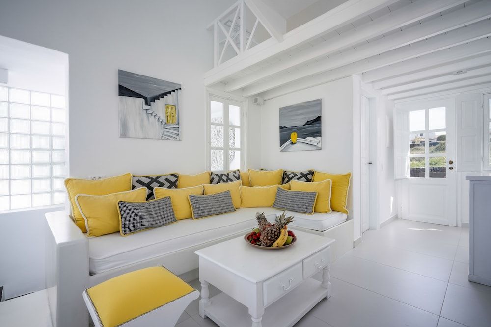 Oia Sunset Villas PEARL: 2 Bedroom Sunset & Sea View with Private Hot Tub & Shared Pool 7