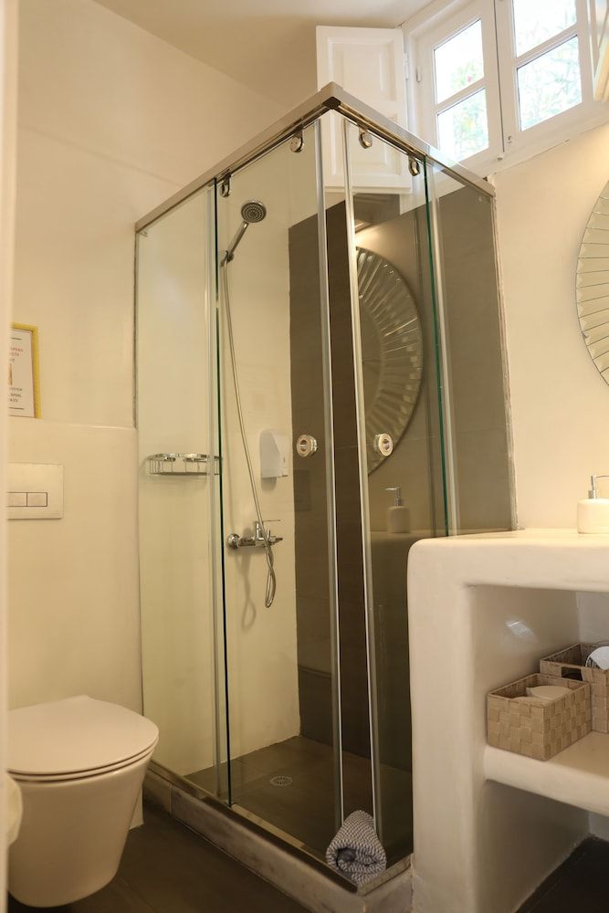 Oia Sunset Villas PEARL: 2 Bedroom Sunset & Sea View with Private Hot Tub & Shared Pool 14