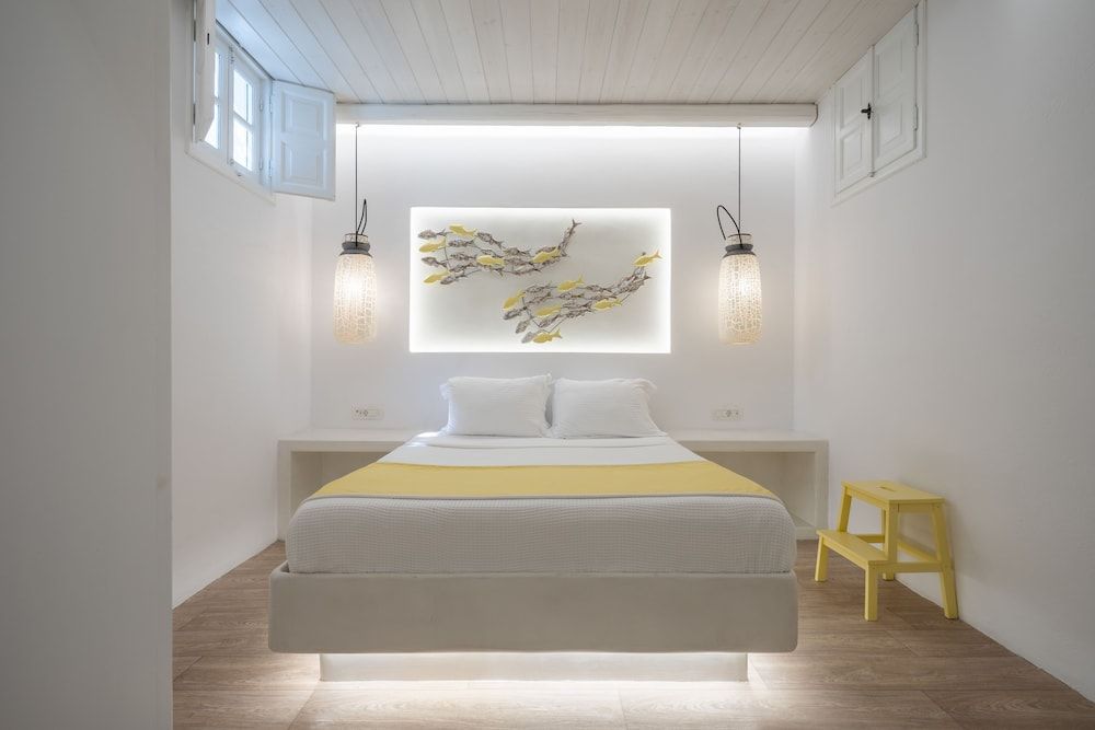 Oia Sunset Villas PEARL: 2 Bedroom Sunset & Sea View with Private Hot Tub & Shared Pool 4