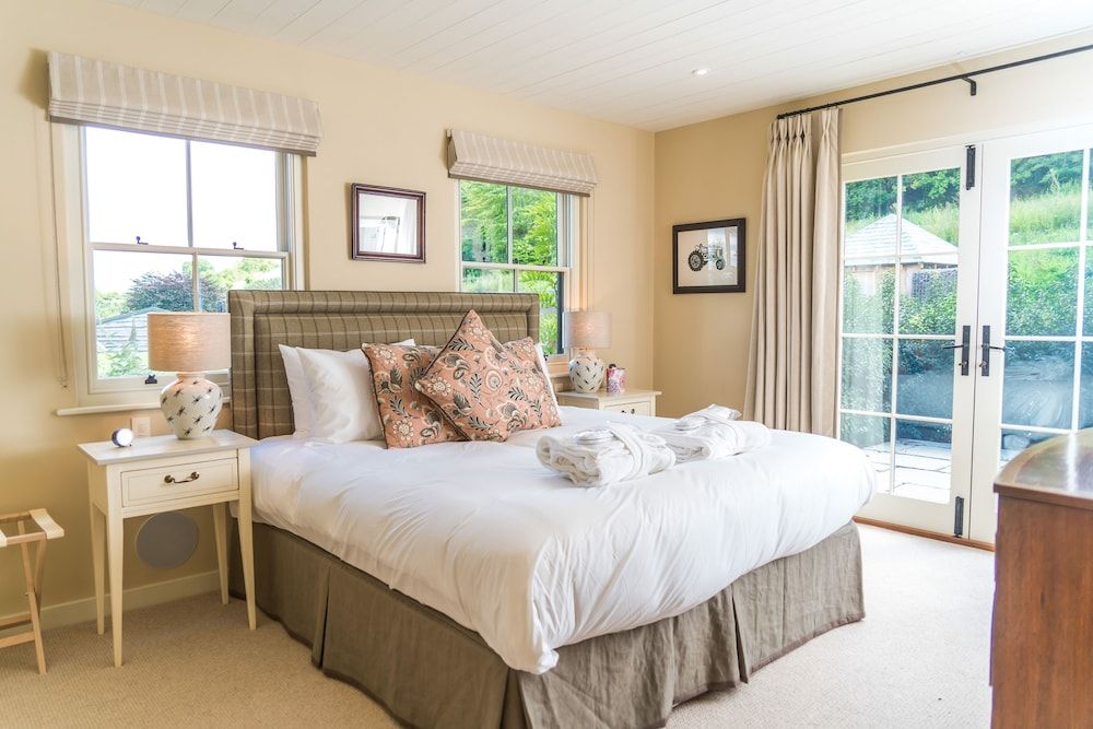 The Three Daggers Premier Double Room, Ensuite 6