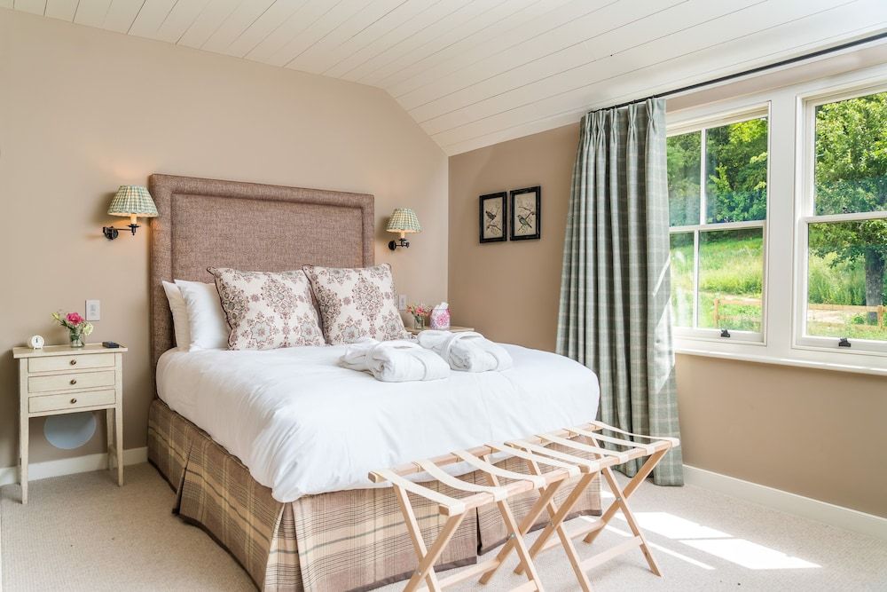 The Three Daggers Premier Double Room, Ensuite 2