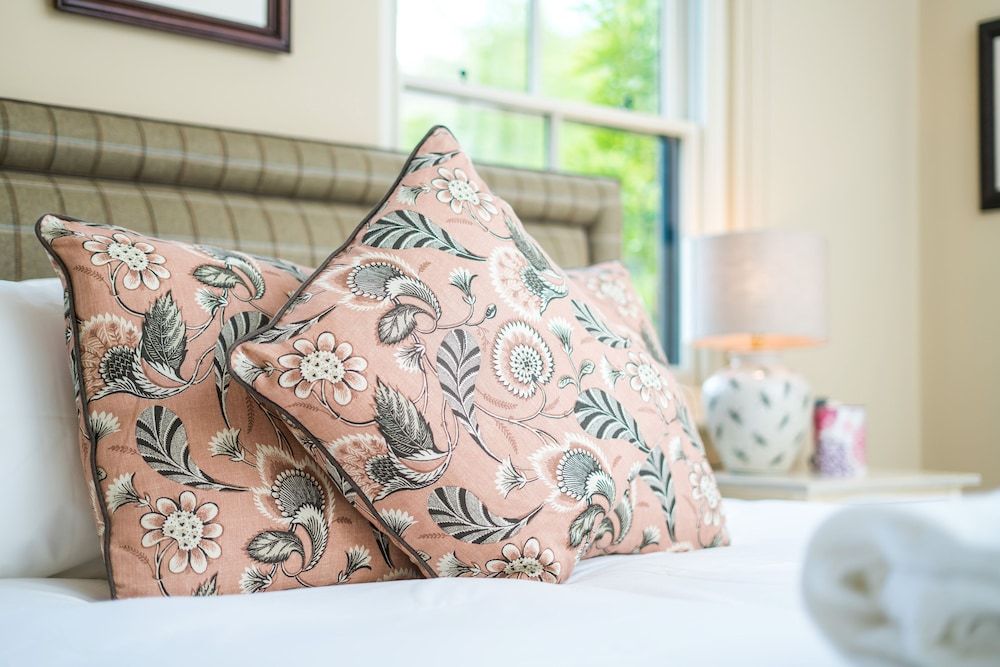 The Three Daggers Premier Double Room, Ensuite 5