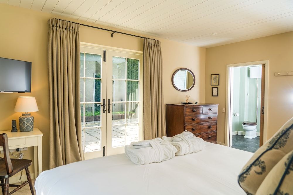 The Three Daggers Premier Double Room, Ensuite 3