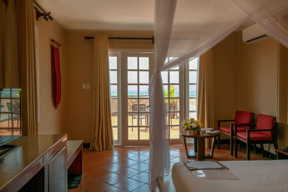 Victoria Nui Sam Lodge Deluxe Double Room 8