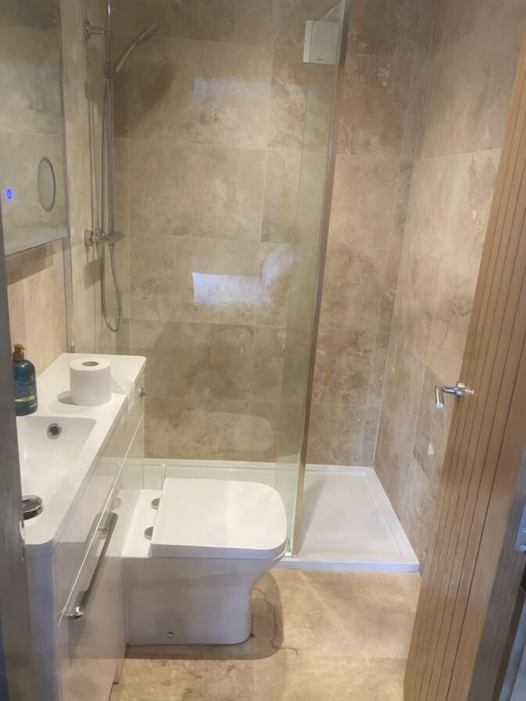 Durham City Cottages Comfort Cottage, Ensuite 8