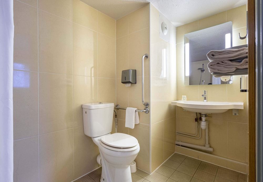 B&B HOTEL CHARTRES Le Forum (1) Double Room, Accessible, Non Smoking 5