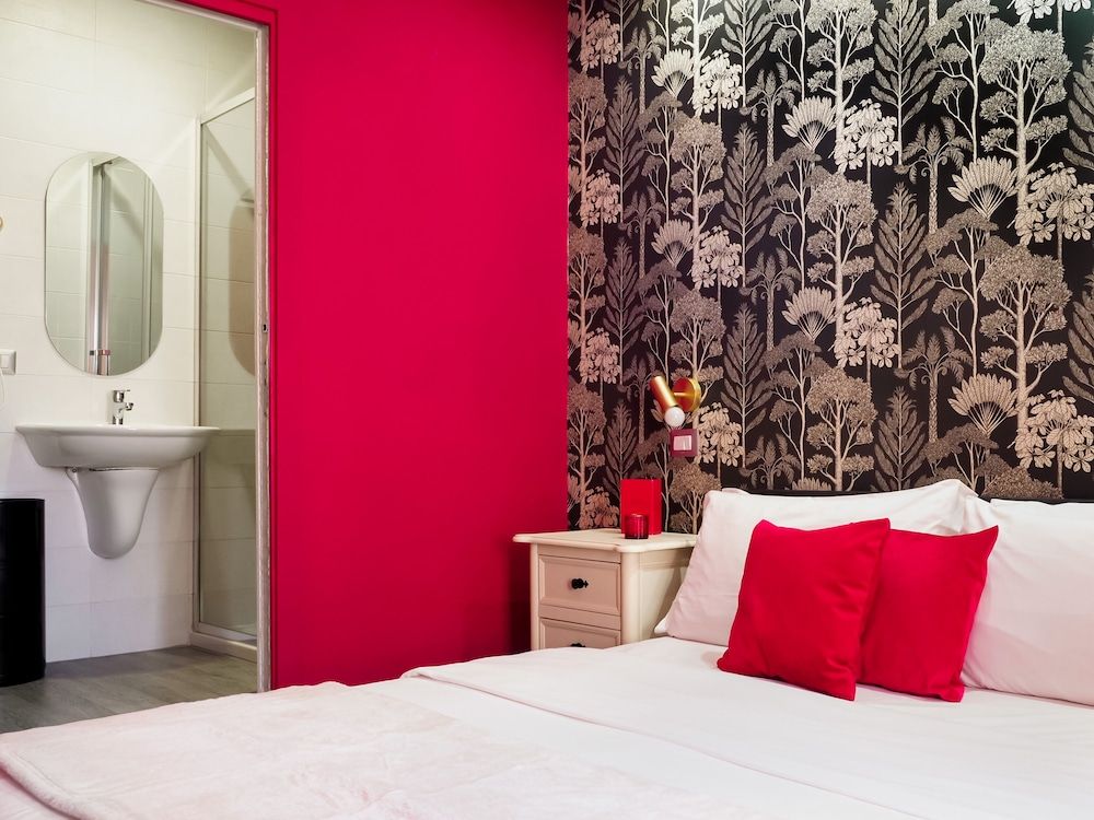 C'est La Vie Suites Deluxe Room 8