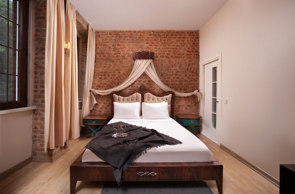 Nine Istanbul Hotel Deluxe Double Room with Brick Wall 7