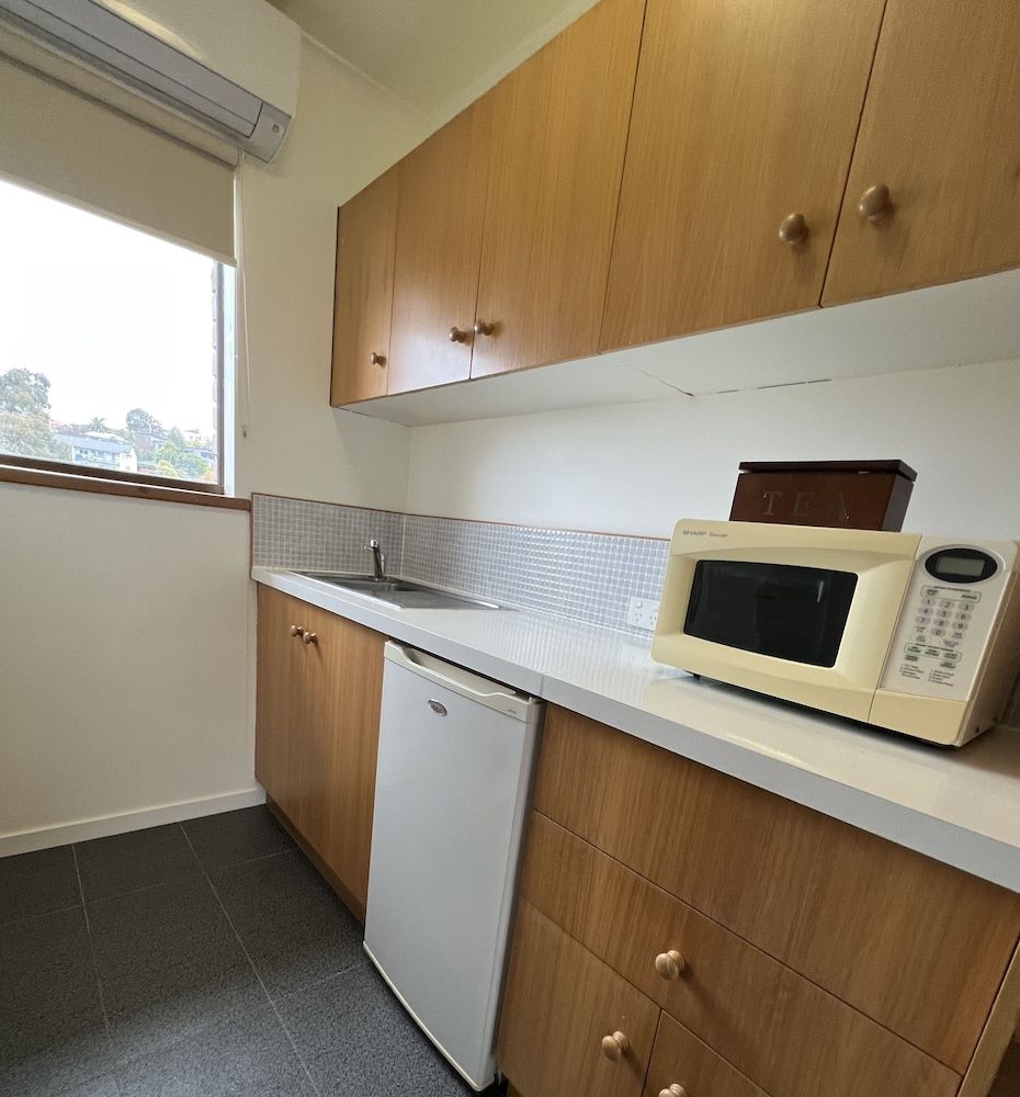 Summerhill Motor Inn Upstairs Standard Room, 1 Queen Bed, Kitchenette 7