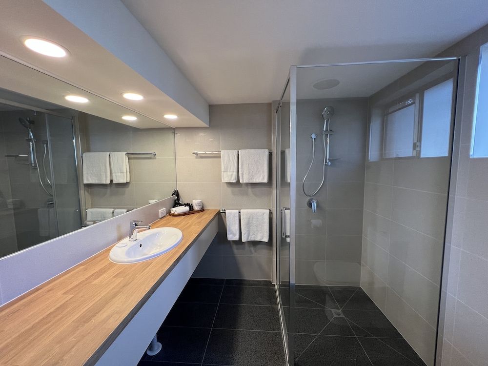 Summerhill Motor Inn Upstairs Standard Room, 1 Queen Bed, Kitchenette 5