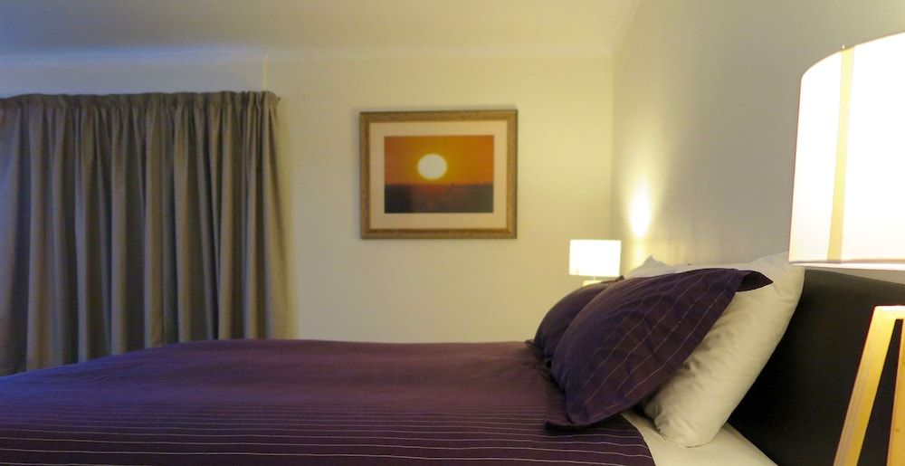 Summerhill Motor Inn Executive Studio Suite, 1 King Bed, Kitchenette, Ground Floor 2