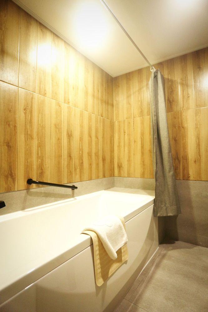 Gumi Century Hotel Deluxe Double Room 4