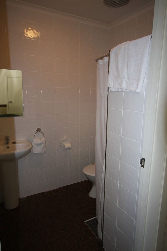 Highlander Hotel Standard Room 3