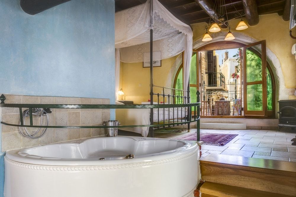 Deluxe Suite, Jetted Tub
