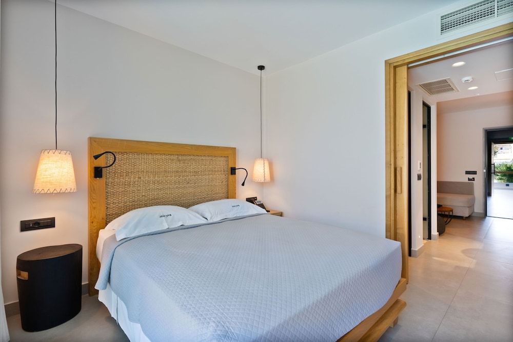 Deluxe Suite, 1 Bedroom, Partial Sea View