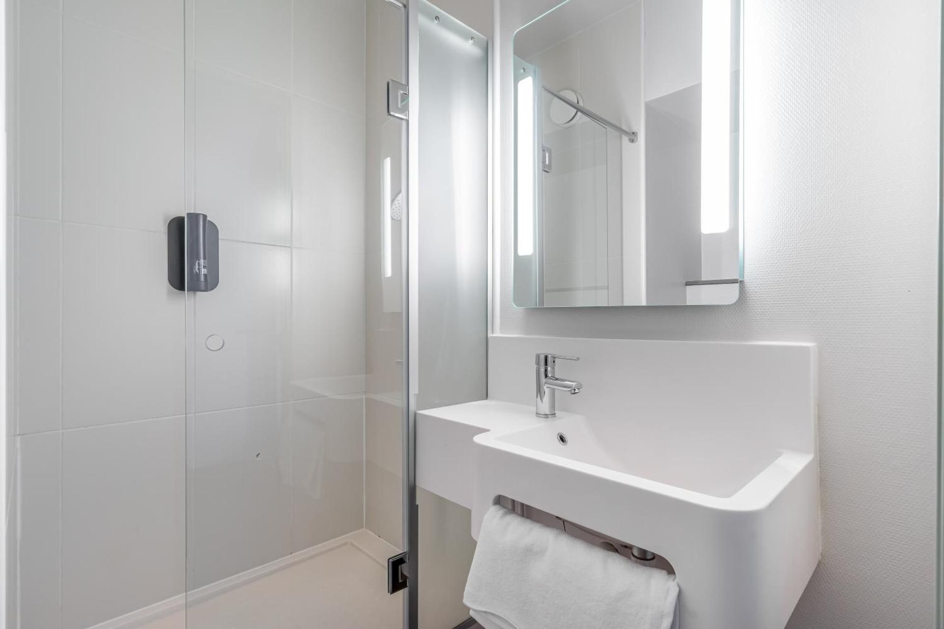 B&B HOTEL Marseille Euromed Twin Room 8