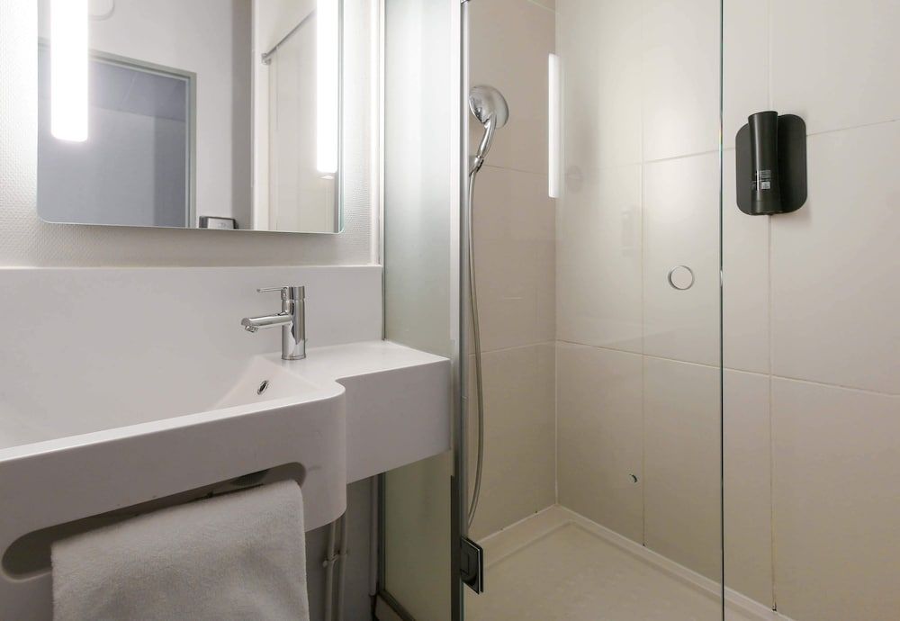 B&B HOTEL Marseille Euromed Twin Room 6