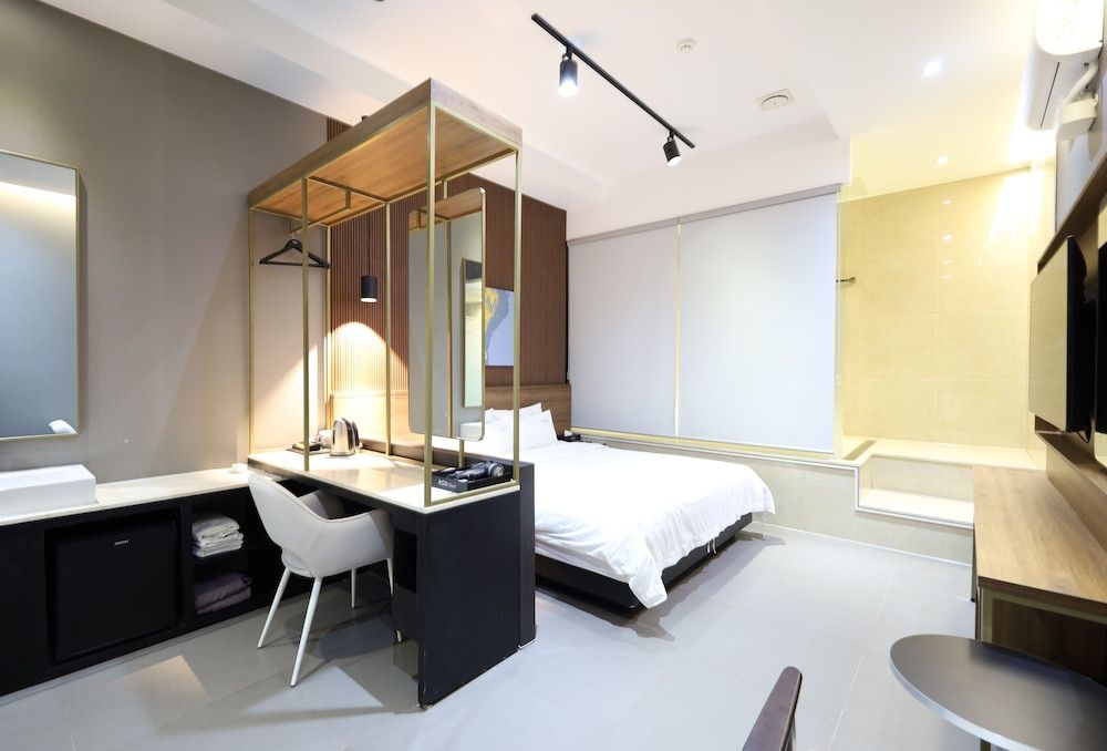 Hotel Almond Busan Station Royal Deluxe Room (Interior Design of a Room is Randomly Assigned Upon Check-in) 9