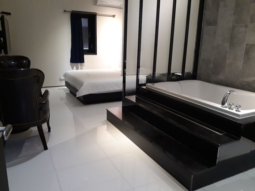 Hotel Almond Busan Station Royal Deluxe Room (Interior Design of a Room is Randomly Assigned Upon Check-in) 10