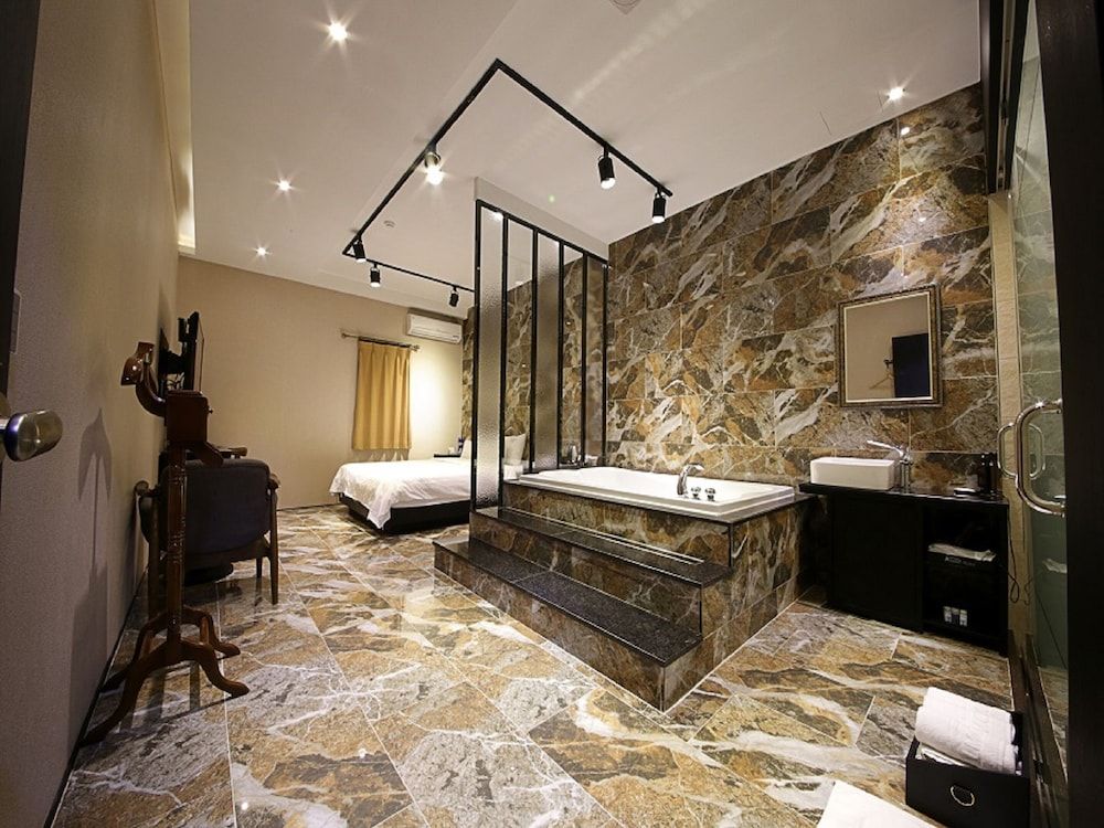 Hotel Almond Busan Station Royal Deluxe Room (Interior Design of a Room is Randomly Assigned Upon Check-in) 8