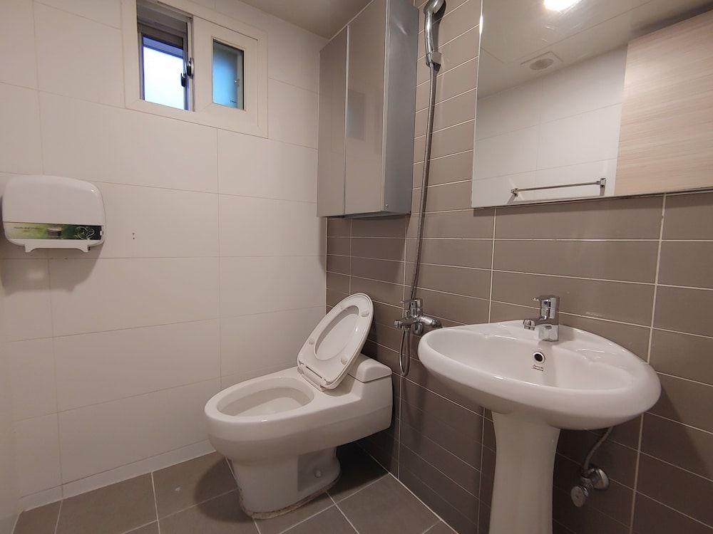 KW Hongdae Line Hostel Double Room 4