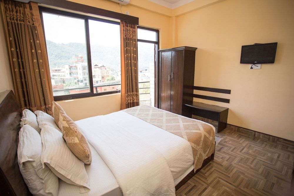 undefined Hotel Peninsula 8