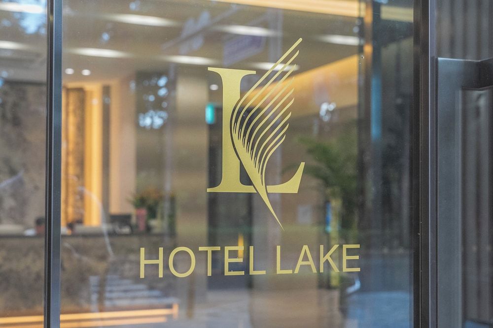 undefined Hotel Lake 4