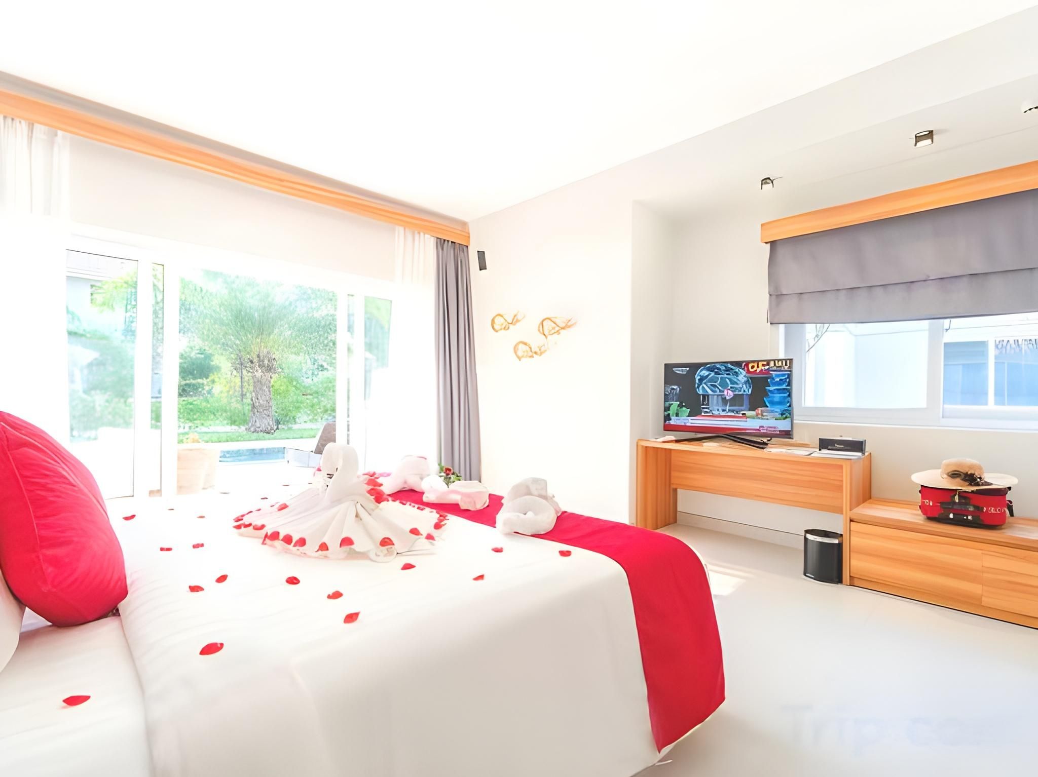 Luxury Villa with Pool Access - Non-Smoking