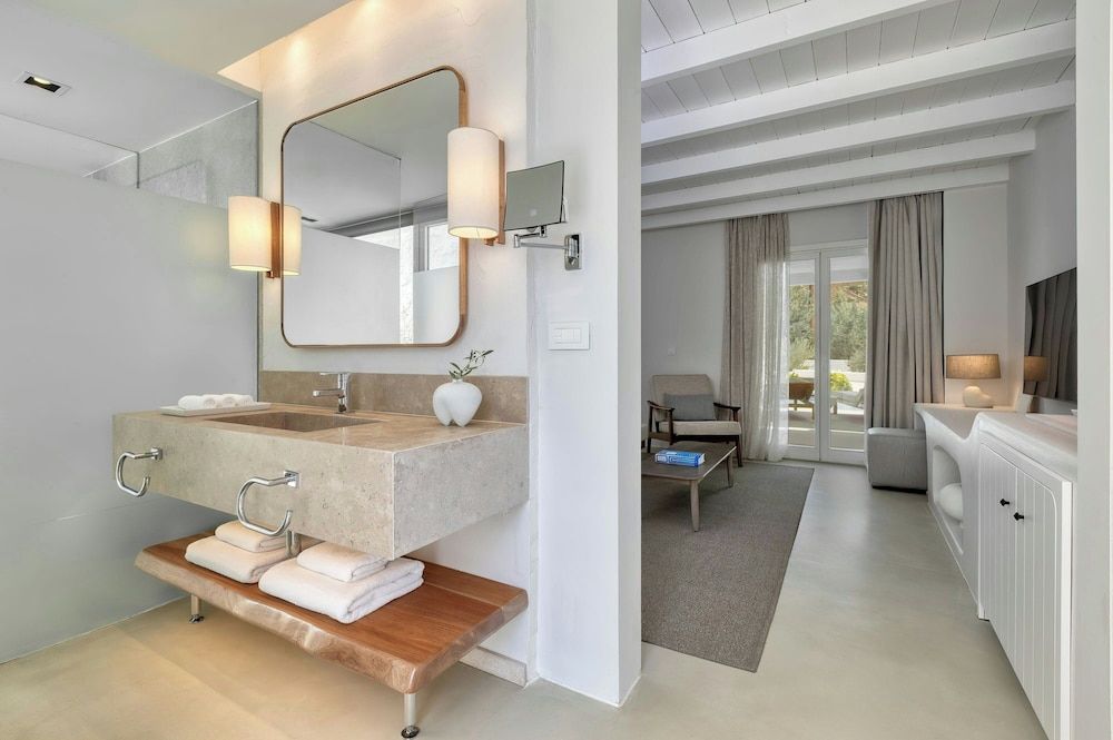 Junior Suite, 1 King Bed, Poolside (View)