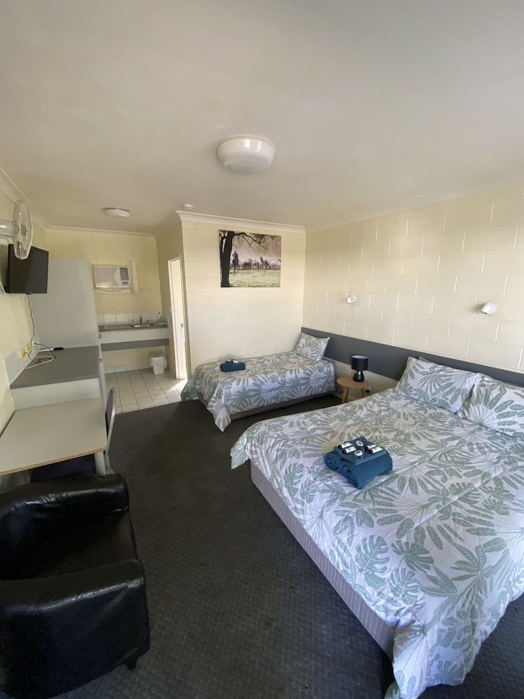 Central Point Motel Standard Twin Room