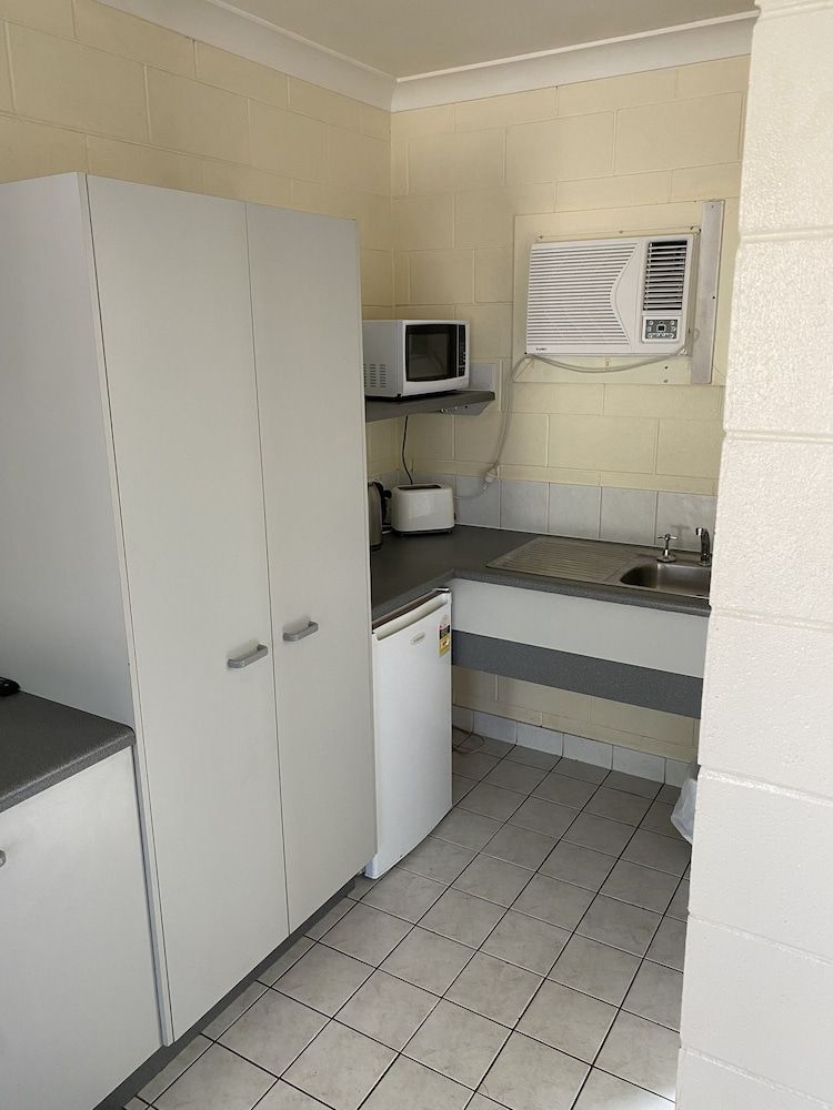 Central Point Motel Standard Twin Room 6