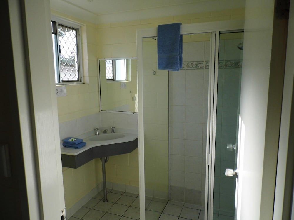 Central Point Motel Standard Twin Room 5