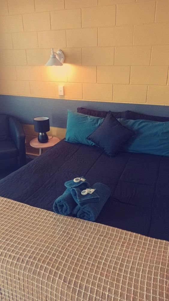 Central Point Motel Standard Double Room 3