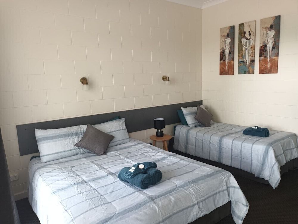 Central Point Motel Standard Twin Room 2