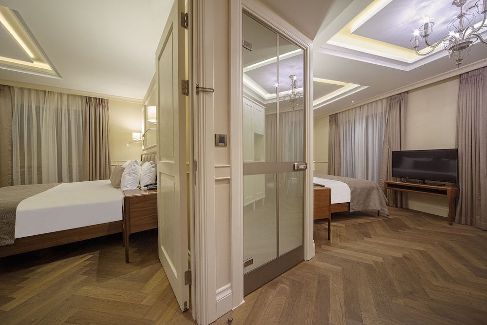 Family Room, Connecting Rooms