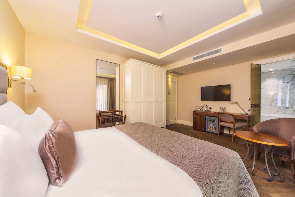 Deluxe Junior Room
