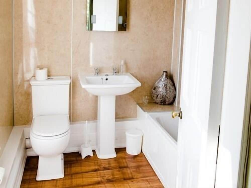 The Grove Cromer Standard Twin Room, Ensuite 4