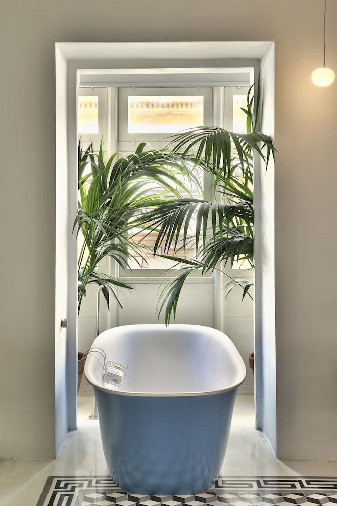 Deep Soaking Bathtub