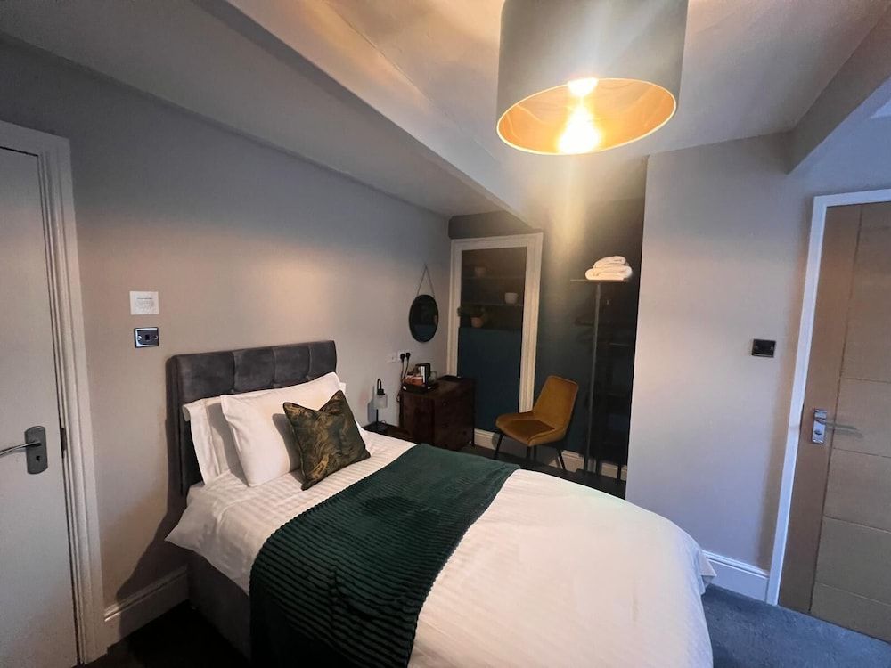 Elephant & Castle Superior Twin Room, Ensuite 2