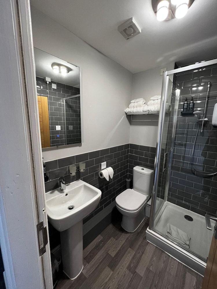 Elephant & Castle Superior Double Room, Ensuite 3