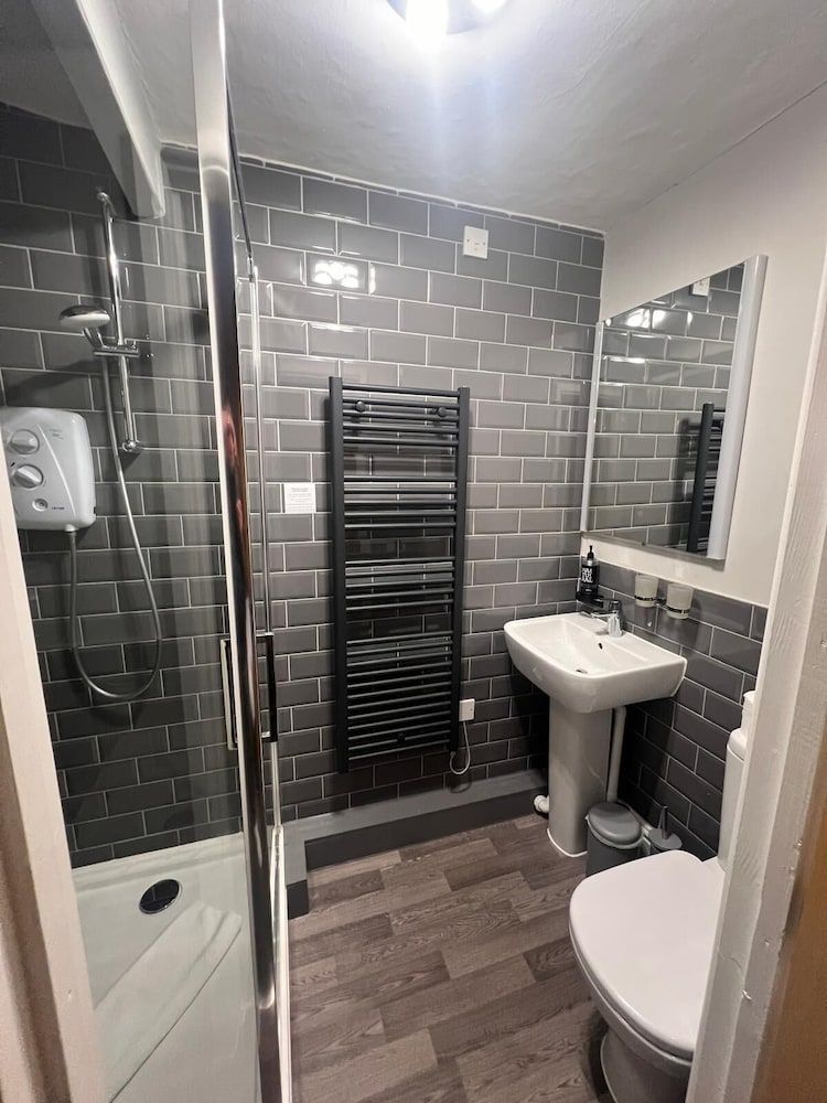 Elephant & Castle Superior Twin Room, Ensuite 3