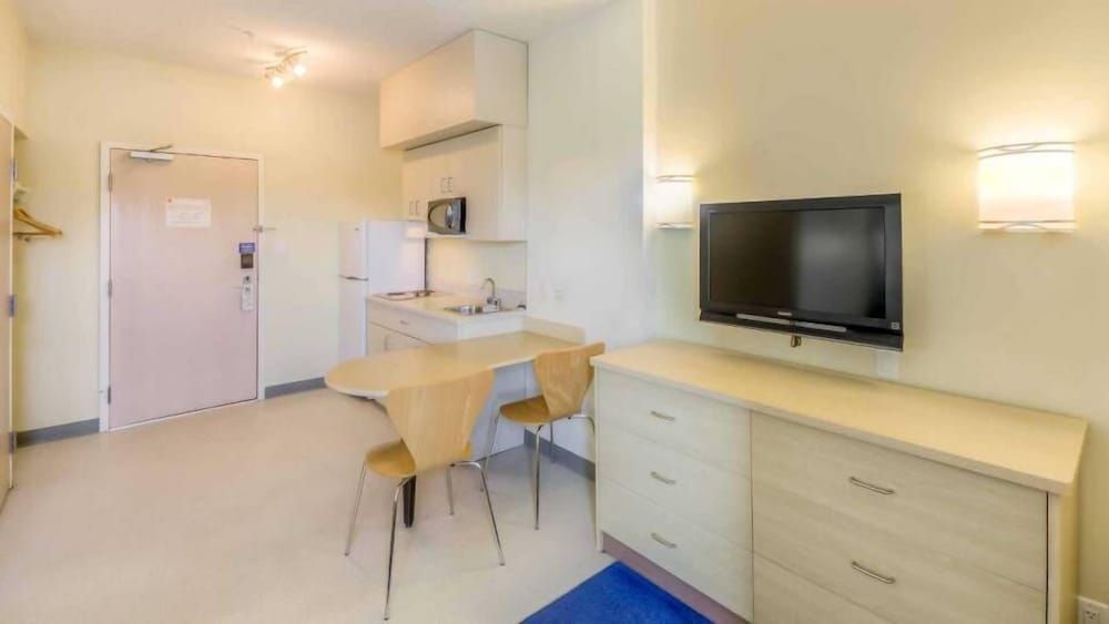 Aurora Inn Estevan Deluxe Double Room, Non Smoking, Kitchenette 3