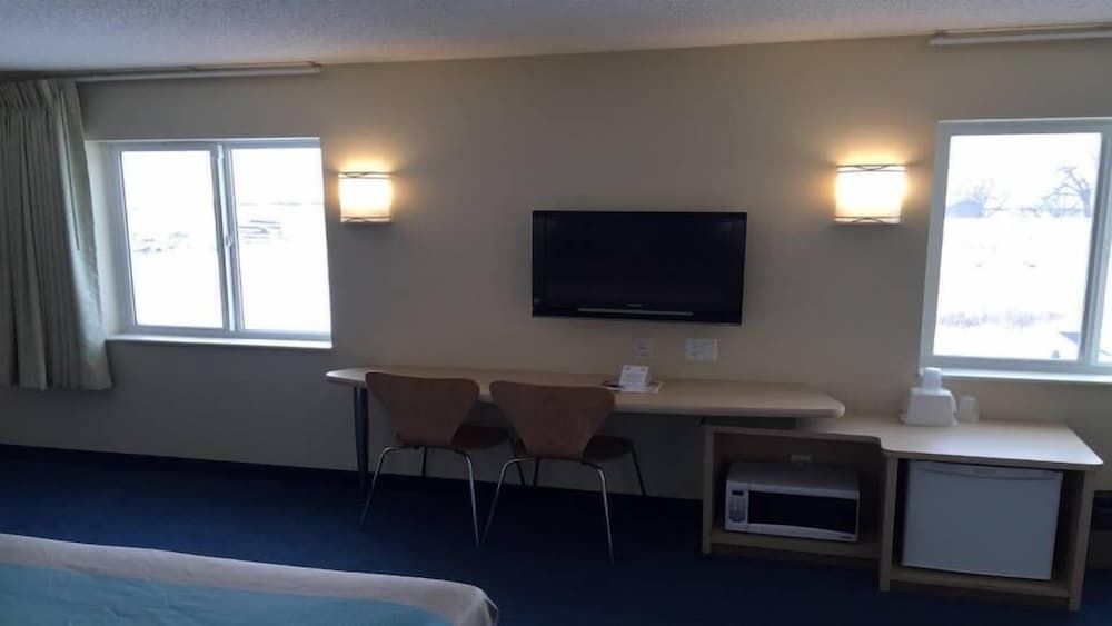 Aurora Inn Estevan Deluxe Room, 1 King Bed, Non Smoking 3